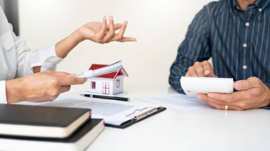 Satış temsilcisi bir ev veya daire satın almak veya kredi ve faiz oranlarını tartışmak için ev satın alma sözleşmesi teklif ediyor