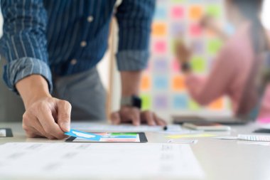 Takım Kullanıcı deneyimi (UX) tasarımcı yaratıcı grafik planlaması veya uygulama geliştirme cep telefonu veya akıllı telefon düzeni prototipi