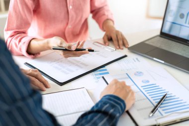 İş Ekibi Girişimcisi ofiste verileri tartışıyor ve analiz ediyor, toplantı ve başarılı takım çalışması konseptinde beyin fırtınası yapıyor