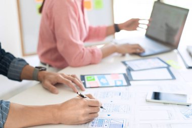 Takım Kullanıcı deneyimi (UX) tasarımcı yaratıcı grafik planlaması veya uygulama geliştirme cep telefonu veya akıllı telefon düzeni prototipi