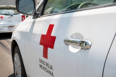 Un automvil de la Cruz Roja Mexicana que se utiliza para primera atencin esta esta estacionado frante a UN Hastanesi