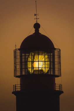 Faro marinero iluminado al atardecer