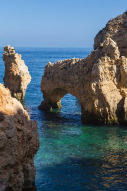 Formacin de rocas en el mar con un arco de piedra natural en Punta Piedade, Portekiz