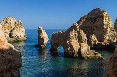 Formacin de rocas en el mar con un arco de piedra natural en Punta Piedade, Portekiz