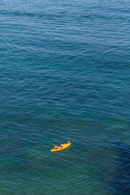 Excursin en kano en sobre el mar azul oscuro a lo largo de la costa de Punta de Piedad, Portekiz