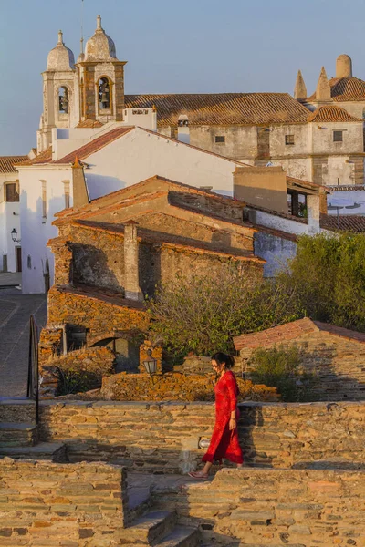 Mujer Modelo Con Vestido Rojo Verano Pueblo Medieval Blanco Adoquinado — Photo