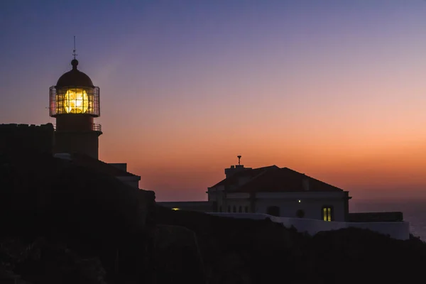 Faro Marinero Con Edificio Una Casa Iluminada Una Espectacular Puesta — Photo