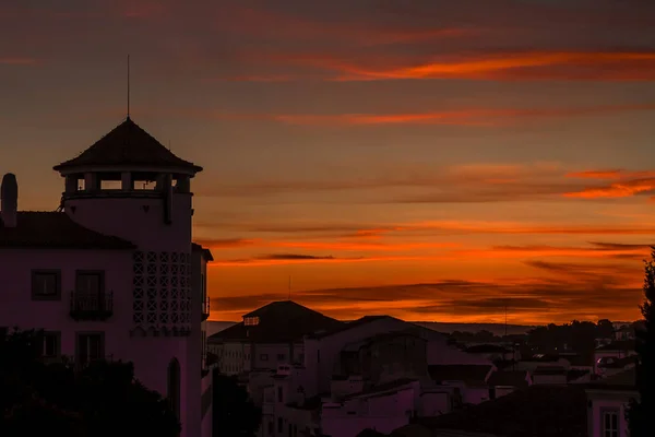 Bonita Puesta Sol Con Nubes Naranjas Con Una Torre Sur — Stockfoto