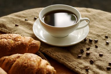 Masanın üzerinde bir fincan sıcak kahve.