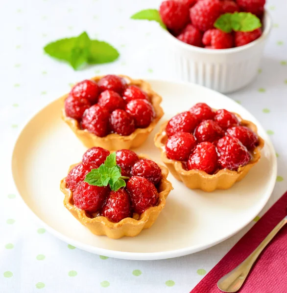 Cupcakes with raspberries — Stock Photo, Image