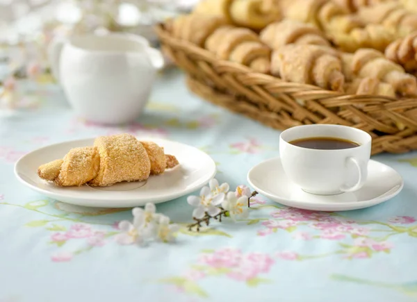 Tortas de croissants caseras en una mesa — Foto de Stock