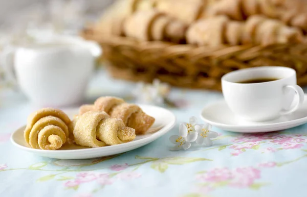 Tortas de croissants caseras en una mesa — Foto de Stock