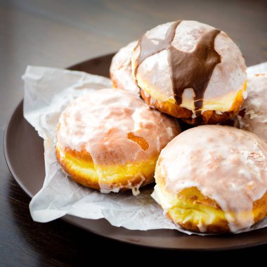 Karanlık bir plaka üzerinde birçok çörek