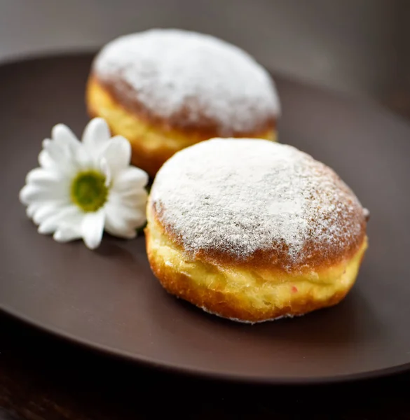 Fresh baked donut with a flower on a white plate — Stock Photo, Image