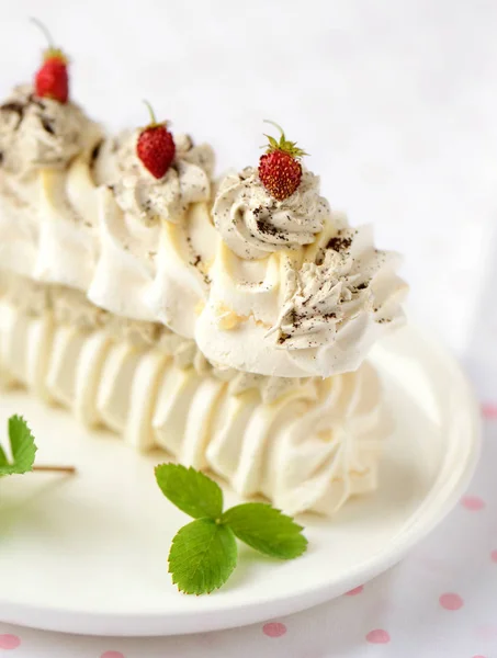 Gâteau meringue aux baies fraîches sur fond blanc — Photo