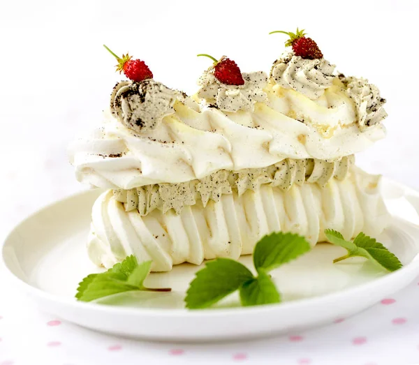 Gâteau meringue aux baies fraîches sur fond blanc — Photo