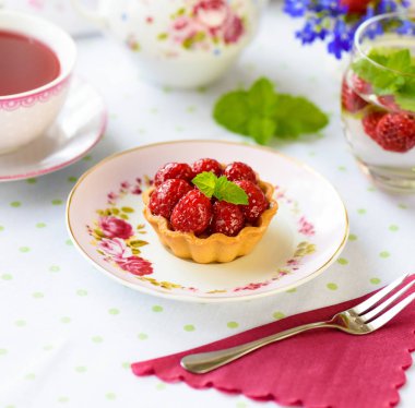 Kek ile ahududu, nane bir tablo