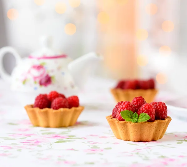 Cupcake mit Himbeeren, Minze auf dem Tisch — Stockfoto