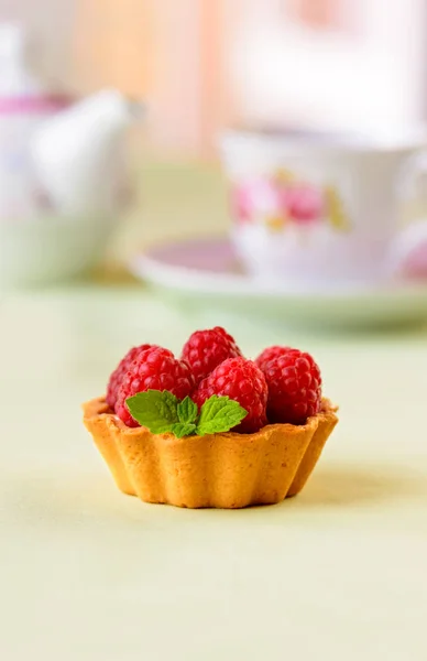 Cupcake mit Himbeeren, Minze auf dem Tisch — Stockfoto