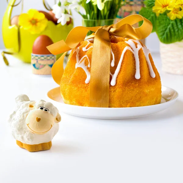 Bolo de Páscoa ou pão com flores e carneiro — Fotografia de Stock