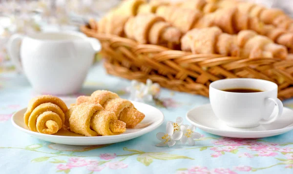 Croissants gâteaux au café et fleurs - brindilles en fleurs — Photo