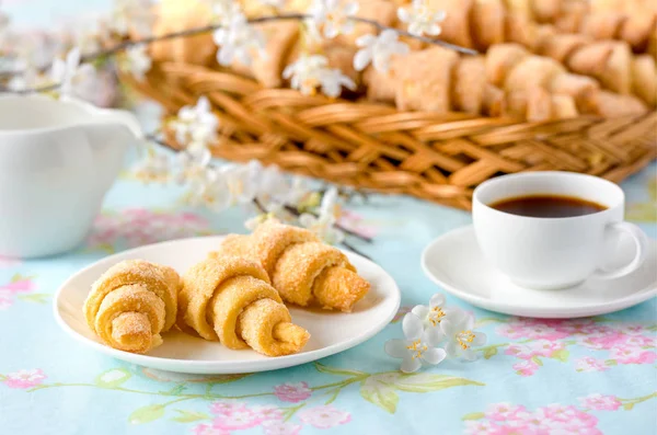 Croissants gâteaux au café et fleurs - brindilles en fleurs — Photo