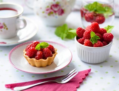 Kek ile ahududu, nane bir tablo