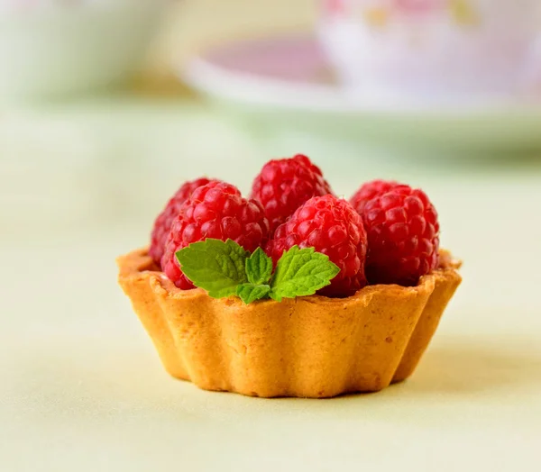 Cupcake with raspberries and mint — Stock Photo, Image