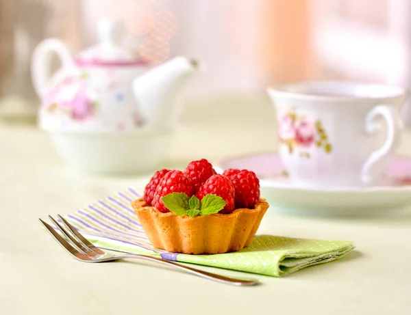 Cupcake com framboesas e hortelã — Fotografia de Stock