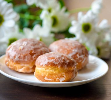 Çiçekli beyaz tabakta küçük Lokmalar