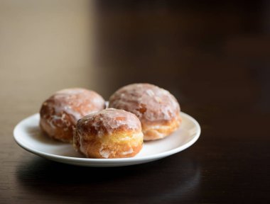 Beyaz bir plaka üzerinde küçük Lokmalar 