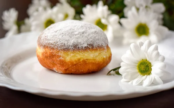 Donut on a white plate with flowers — Stock Photo, Image