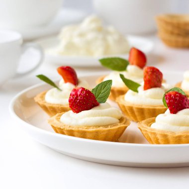 çilek ve krema ile cupcakes