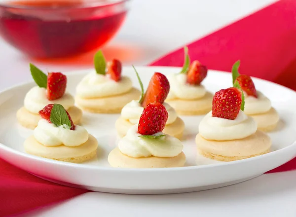 Cupcakes aux fraises et crème fouettée — Photo