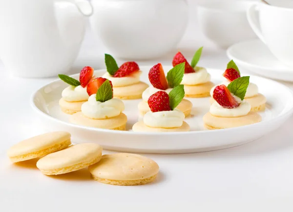 Cupcakes mit Erdbeeren und Schlagsahne — Stockfoto