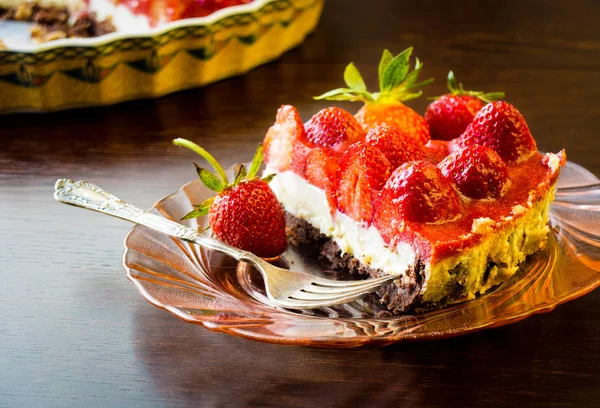 Torte mit roten Erdbeeren — Stockfoto