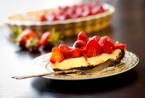 Torte mit roten Erdbeeren — Stockfoto