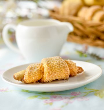 Bahar çiçekleri ile bir tabloda birçok ay çöreği