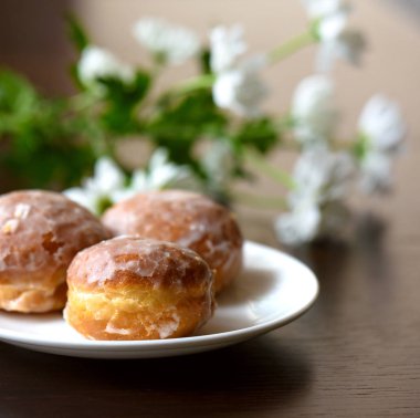 Donuts bir masaya çiçek ile