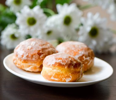 Donuts bir masaya çiçek ile