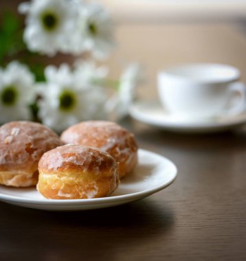 Donuts bir masaya çiçek ile
