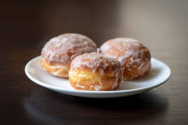 Donuts bir masaya çiçek ile