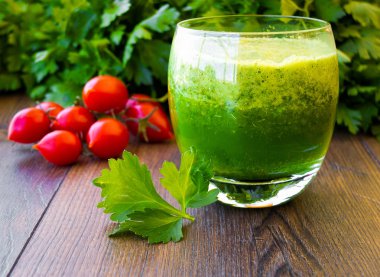 otlar ile yeşil smoothie