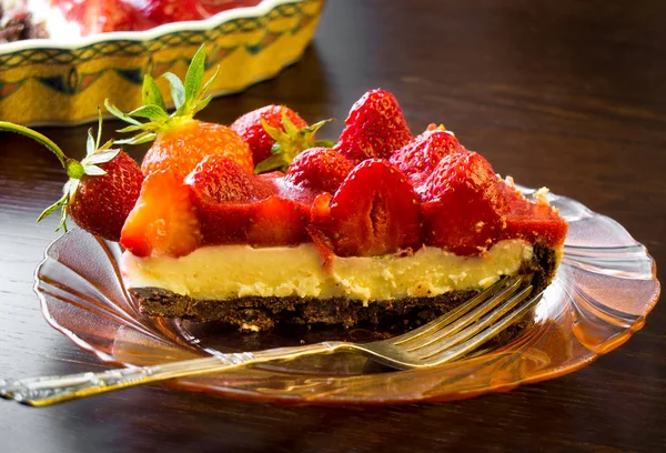 Torte mit roten Erdbeeren — Stockfoto