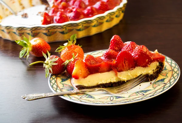 Torte mit roten Erdbeeren — Stockfoto