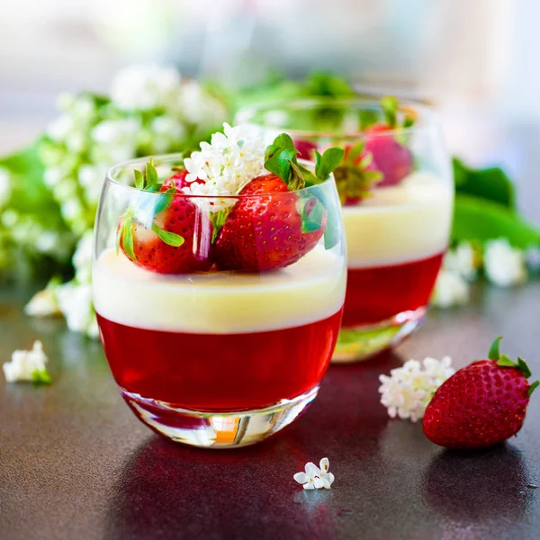 Italský Desert pannacotta s jahodami a květiny — Stock fotografie