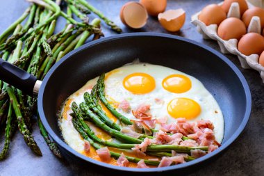 Bir tavada yumurta ile yeşil kuşkonmaz