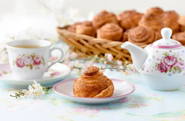 Petits pains maison à la cannelle sur une table — Photo