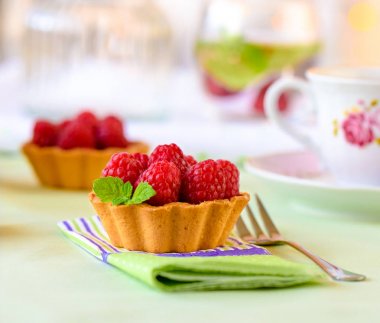 Ahududu ile Mini turta