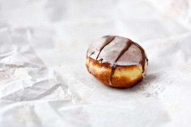 Çörek ona bir beyaz kağıt